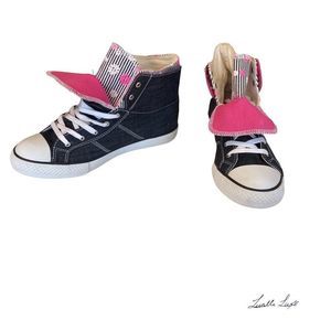 Gidget has fun: Retro convertible Levi high tops